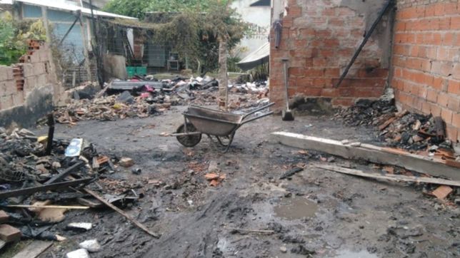 esta sola con sus tres hijos y se le incendio la casa: piden ropa, calzado y mercaderia