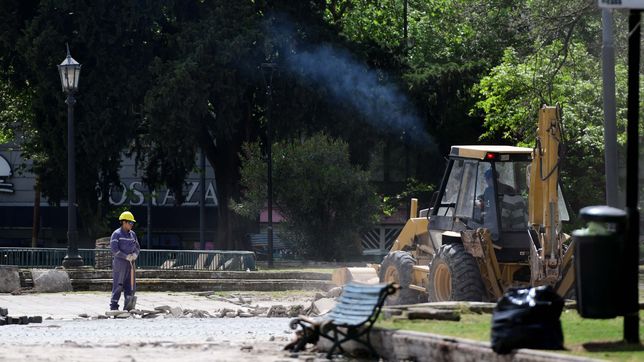 la oposicion pide saber que pasara con los adoquines que se removeran en plaza italia
