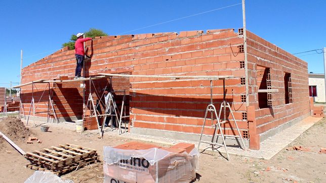 el gobierno bonaerense ratifico la continuidad de los planes de viviendas por sorteo