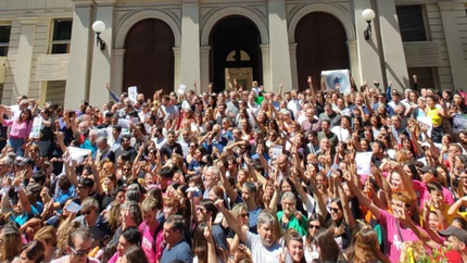 Docentes de la UNLP realizan un paro y se movilizan hasta el Rectorado