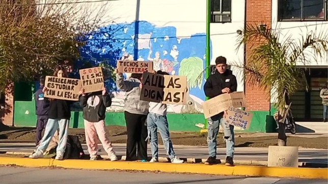 alumnos de una escuela de punta lara protestaron por las pesimas condiciones edilicias