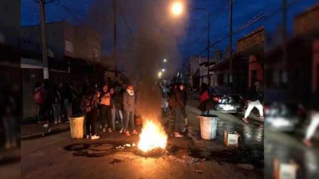 sin estufas ni ventanas, estudiantes de la escuela 52 hicieron un frazadazo por el frio