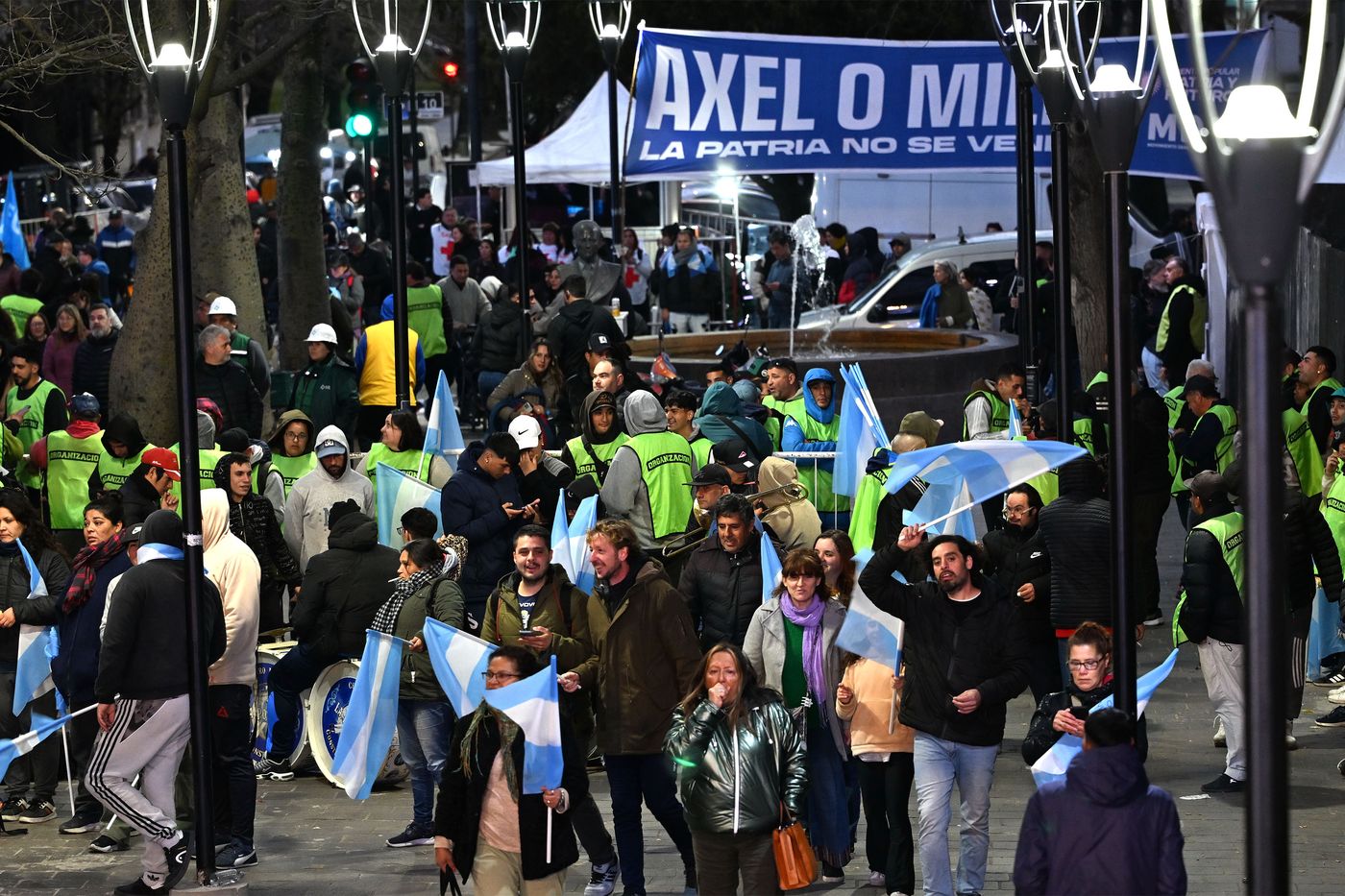 Militantes del peronismo concentraron después del cierre del comicio en el búnker de Fuerza Patria