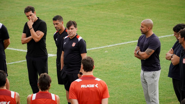 el cacique medina fue presentado en estudiantes y dirigio su primera practica