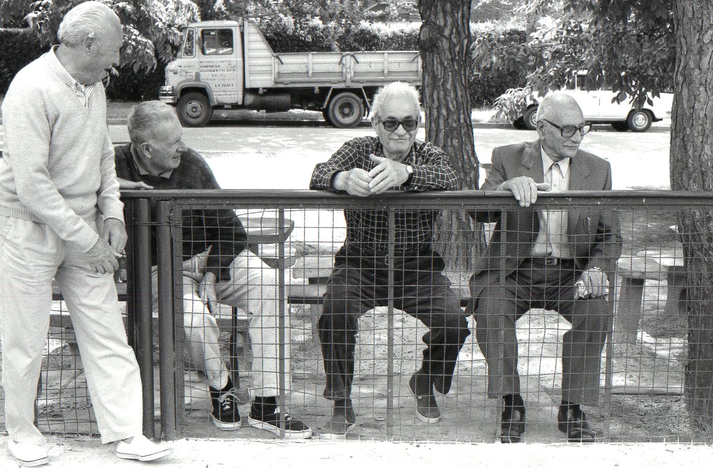 Una postal de cualquier tarde de fines de los '90, con los amantes de las bochas siguiendo las alternativas de un partido