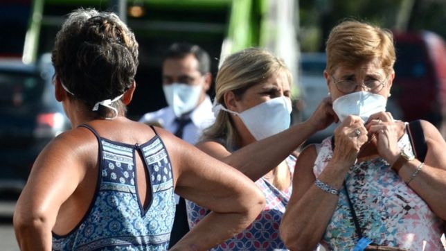 un reconocido infectologo recomendo volver a usar barbijos en lugares cerrados ante el avance de la gripe a