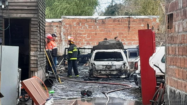 una casa se incendio, el dueno salvo a sus cinco hijos de las llamas y murio