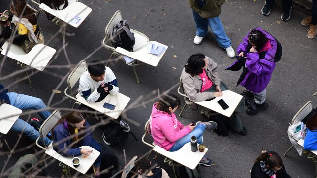 la segunda jornada de paro en la unlp sumara una nueva carpa blanca en el rectorado