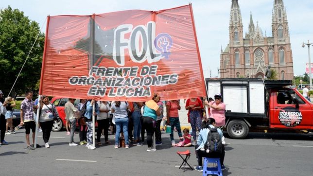 cooperativistas marcharon a la municipalidad a horas del aniversario de la plata