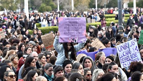 La marcha del Ni Una Menos vuelve a copar las calles contra los femicidios y la violencia machista La marcha del Ni Una Menos vuelve a copar las calles contra los femicidios y la violencia machista