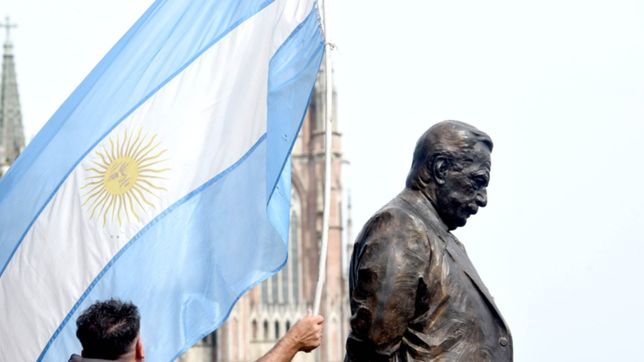 ¿que decia la carta que dejaron pegada en la estatua de alfonsin para pedirle perdon?