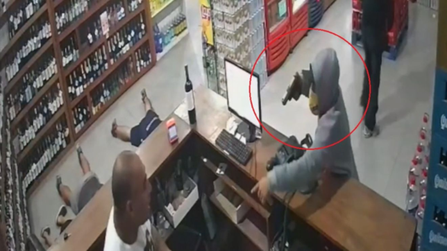 VIDEO: Tiros, amenazas y terror durante un robo en un supermercado de La Plata