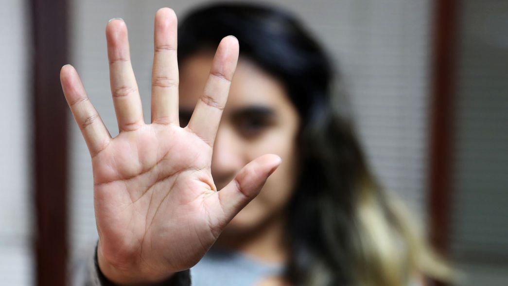 Una joven contó que había sido abusada y la madre la culpó a ella: Te pasó por las juntas que tenías