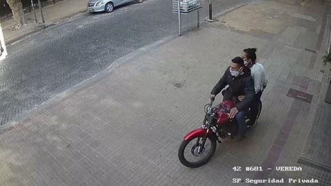 video: con barbijos, una pareja de motochorros asalto a una jubilada en la puerta de su casa de la plata