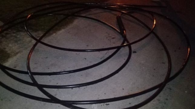 atraparon a dos hombres que robaban cables de telefono con un serrucho en la plata