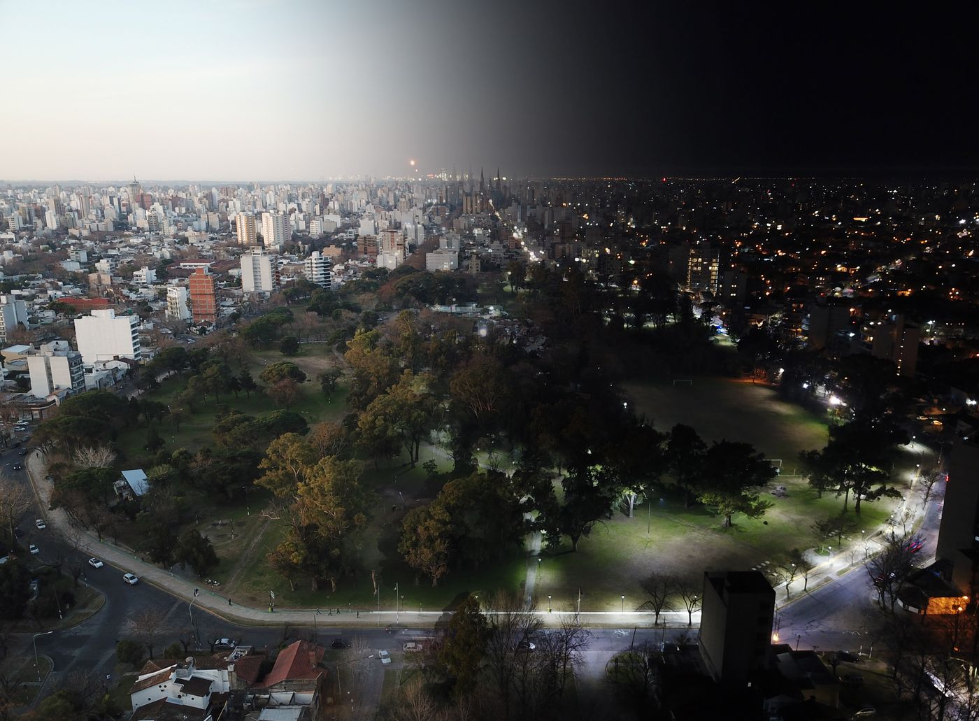 Parque San Martín día noche.jpg