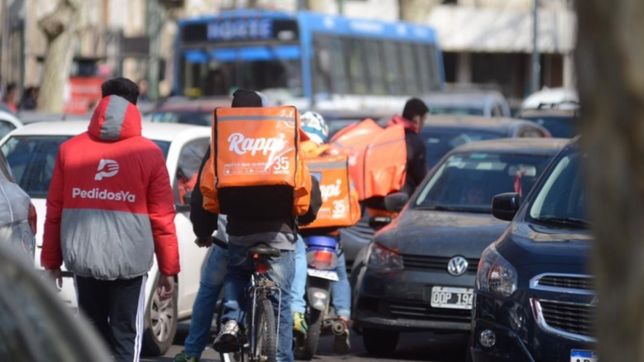 armados con un revolver y un cuchillo, motochorros asaltaron a un repartidor en la loma