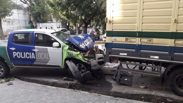paso una loma de burro, perdio el control del patrullero y se incrusto contra un camion