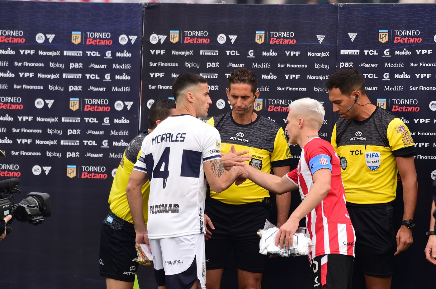 Estudiantes Gimnasia clasico Ascacibar Morales saludo.JPG