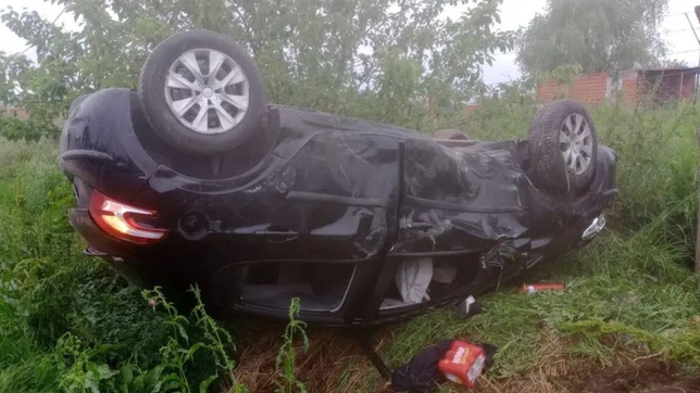 un hombre lucha por su vida tras un espectacular choque y vuelco en villa elvira