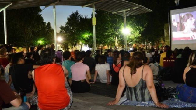 cinema a la reposera, la propuesta del verano que ya es tendencia en las calles de la plata