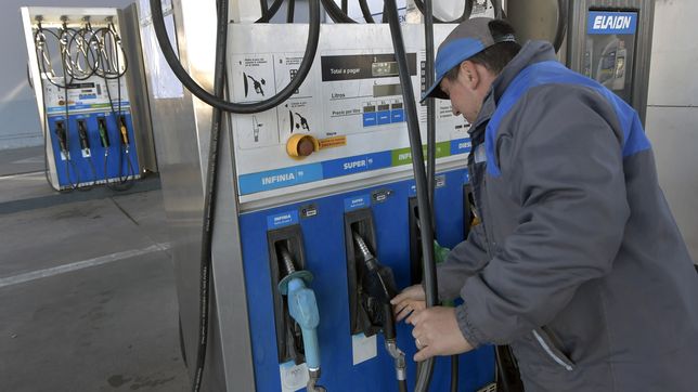 el gobierno desdobla la suba de los combustibles y aplicara una suba parcial de los impuestos en agosto
