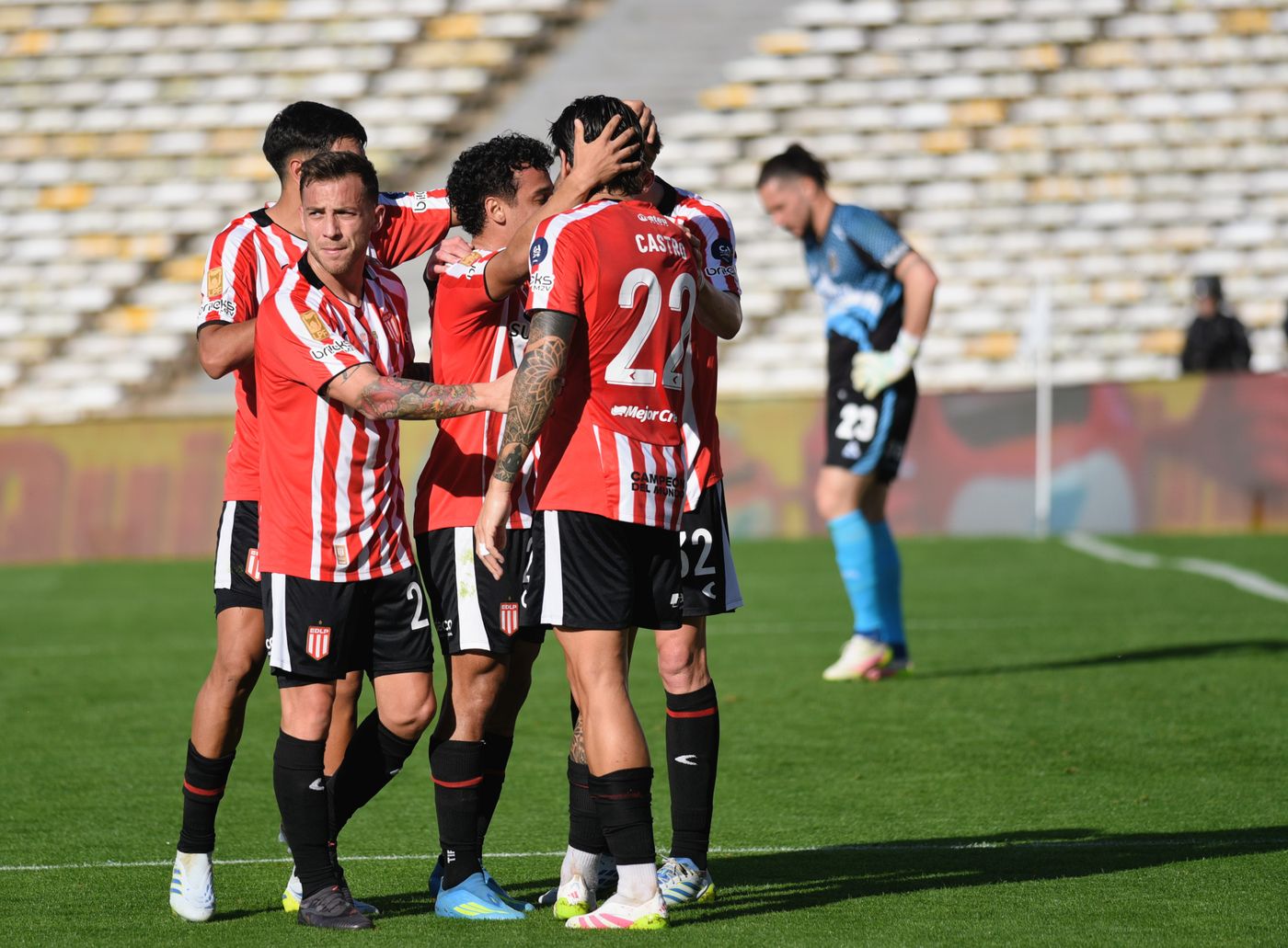Estudiantes se fue al descanso ganando 2 a 0. Estudiantes se fue al descanso ganando 2 a 0.