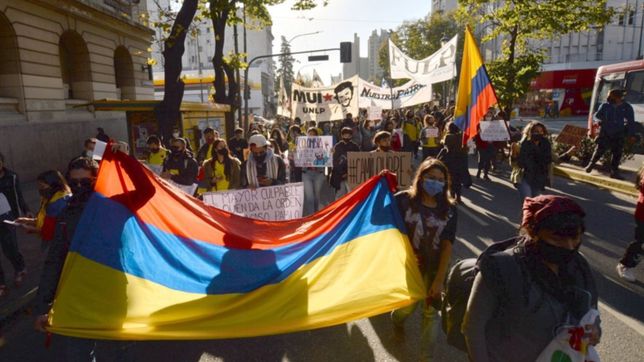 multitudinaria marcha en el centro platense en solidaridad con colombia