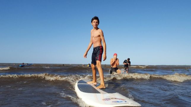a pesar de no tener mar, la plata respira surf: ¿que es y como surgio la ola madre?