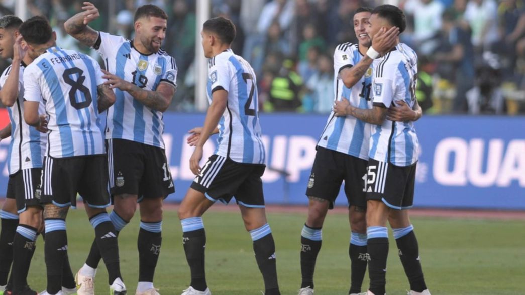 Argentina le ganó 3 a 0 a Bolivia en la altura de La Paz y lidera la Eliminatoria