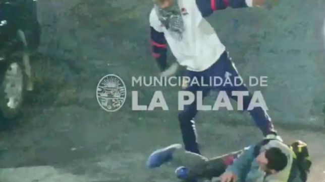 video: una violenta pelea en 1 y 60 termino con dos hombres detenidos