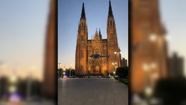 un helicoptero aterrizo en plaza moreno y sorprendio a todos los platenses