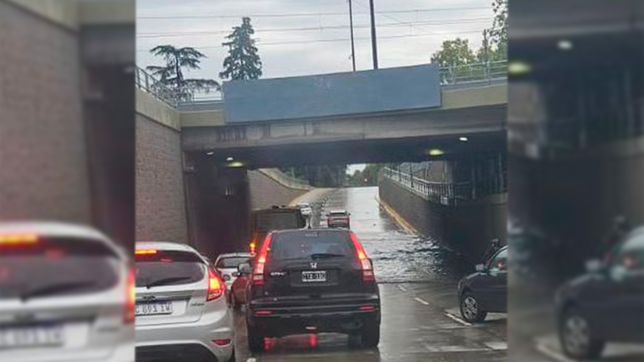 temporal en la plata: por las intensas lluvias estuvo cortado el paso bajo nivel de 1 y 32