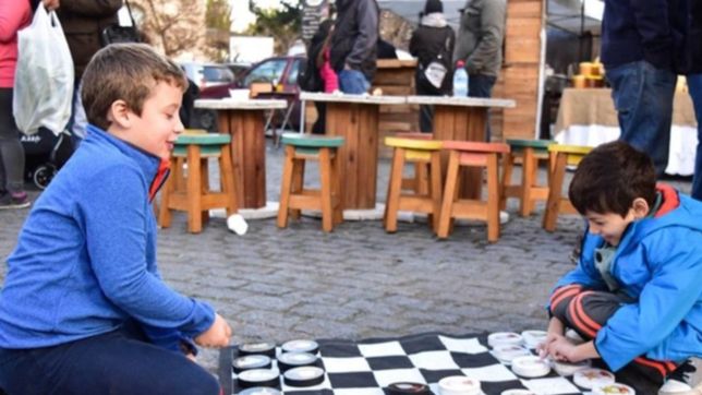 domingo de juegos gigantes, circo y musica para recordar el dia del juego