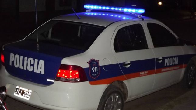 le apuntaron con un arma a un nene de 12 anos y a una mujer para robarles