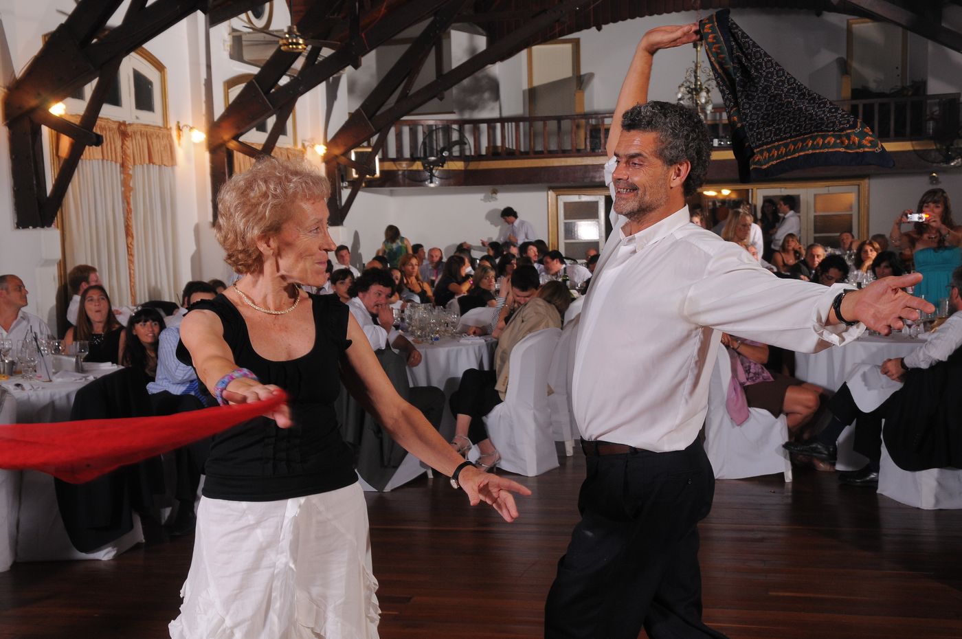 Marta bailando con Sergio Pérez. 