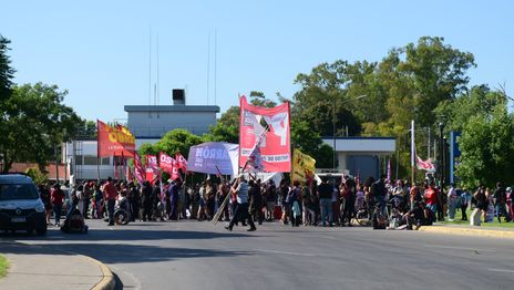 Organizaciones sociales cortarán la bajada de la Autopista La Plata-Buenos Aires por la baja de planes Organizaciones sociales cortarán la bajada de la Autopista La Plata-Buenos Aires por la baja de planes