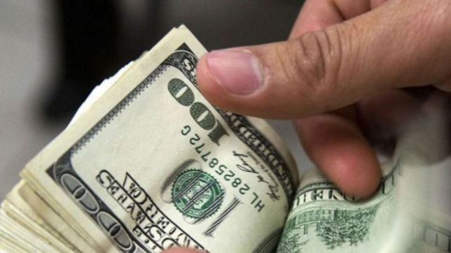 renuncio el titular del banco central, luis caputo, y el dolar se disparo 84 centavos