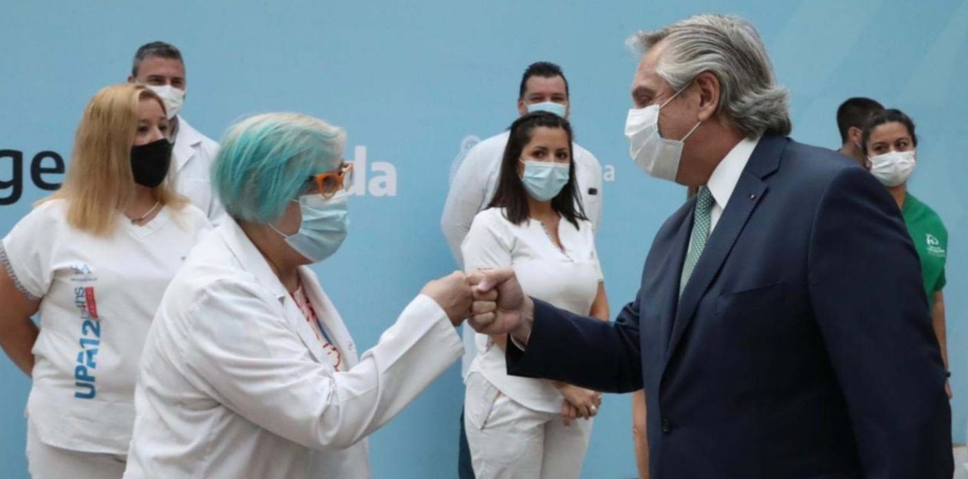 Alberto Fernández con personal de salud