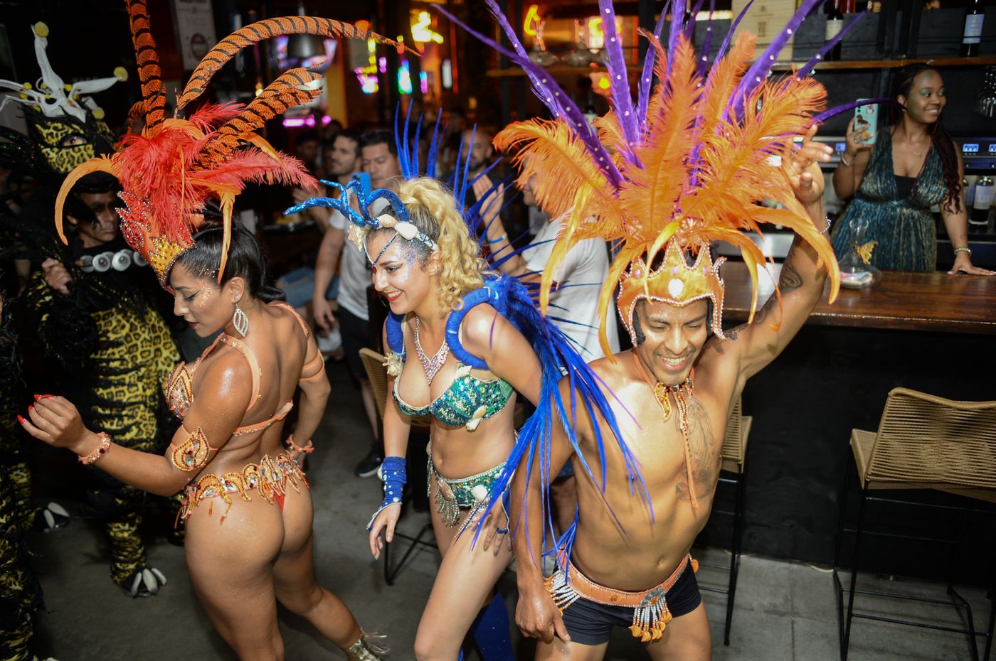 Los presentes bailaron al compás del ritmo de los tambores de las comparsas.