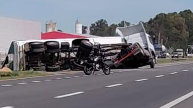 un camion cargado con maiz volco en ruta 2 y no causo una tragedia de milagro