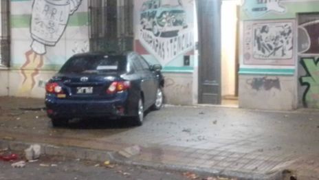 Un auto chocó contra una residencia de estudiantes, los dejó sin gas y lanzan una colecta para reparar los daños Un auto chocó contra una residencia de estudiantes, los dejó sin gas y lanzan una colecta para reparar los daños