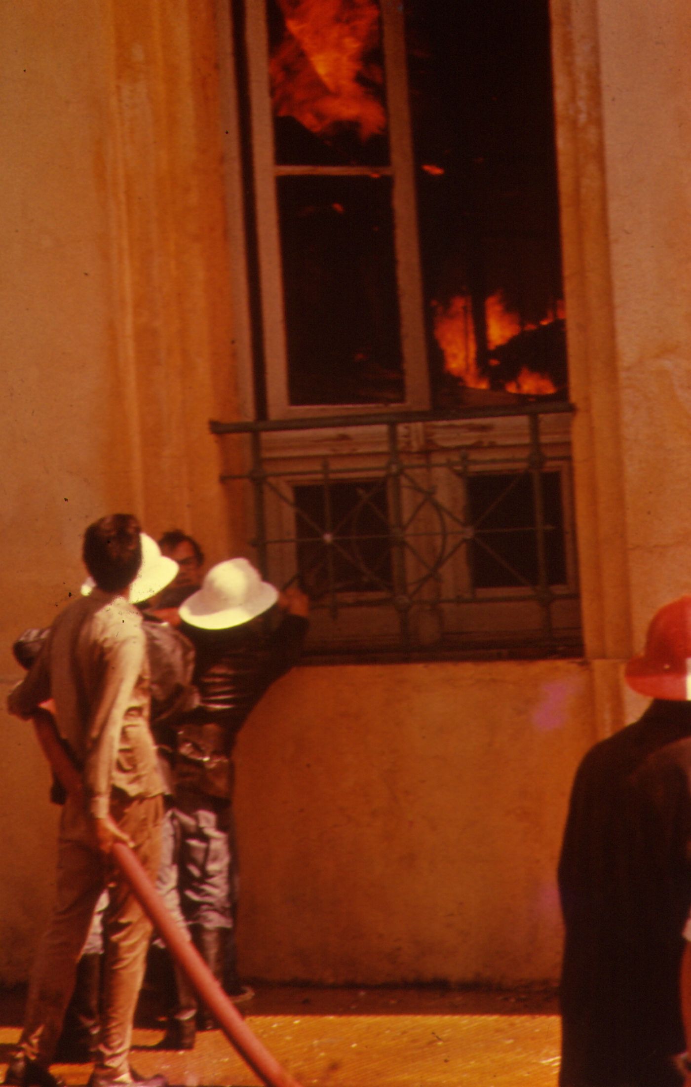 Alberto vio cómo fueron llegando los bomberos, que intentaron sofocar las llamas desde las ventanas