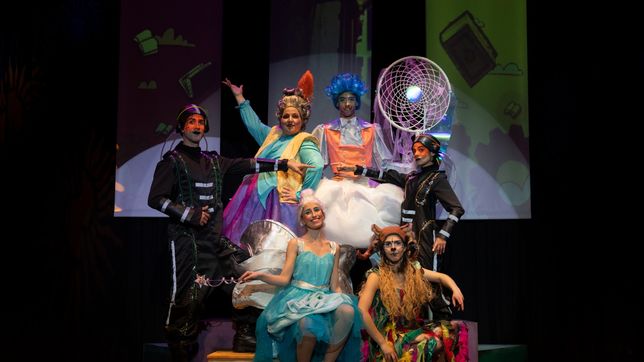 la comedia de la provincia despide la obra infantil viajando al mundo de los cuentos