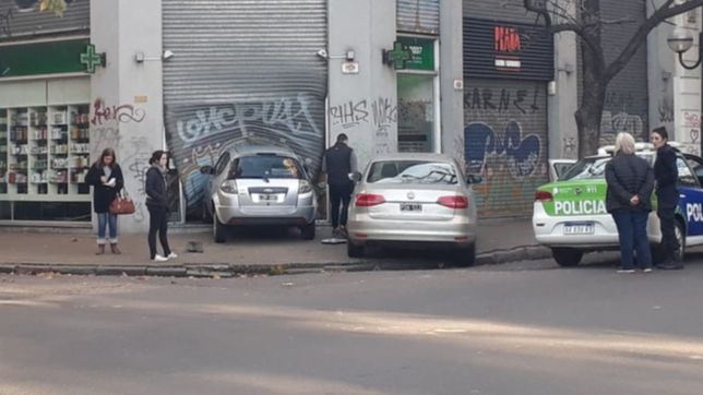 choque en pleno centro de la plata: un auto termino adentro de una farmacia