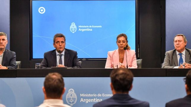 el gobierno obligara a los organismos estatales a canjear bonos en dolares por pesos