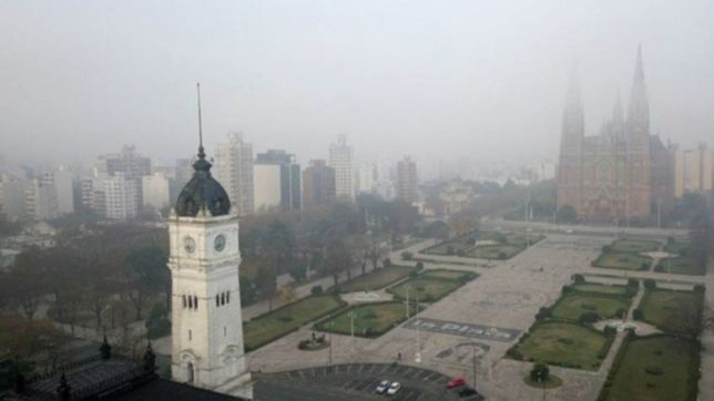 niebla y una humedad del 100% en un jueves a puro otono en la plata