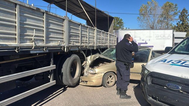 un automovilista casi termina abajo de un camion tras un grave accidente en la 520