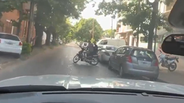 dos ladrones robaron una moto en la plata y quedaron filmados desde varios angulos dos ladrones robaron una moto en la plata y quedaron filmados desde varios angulos