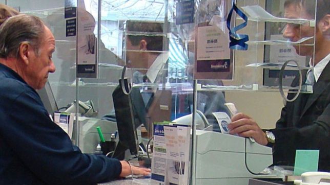 los bancarios acordaron un 29% de aumento y el sueldo inicial ya supera los $90.000